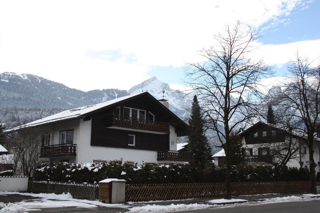 Ferienwohnungen Angelika Garmisch-Partenkirchen Zimmer foto